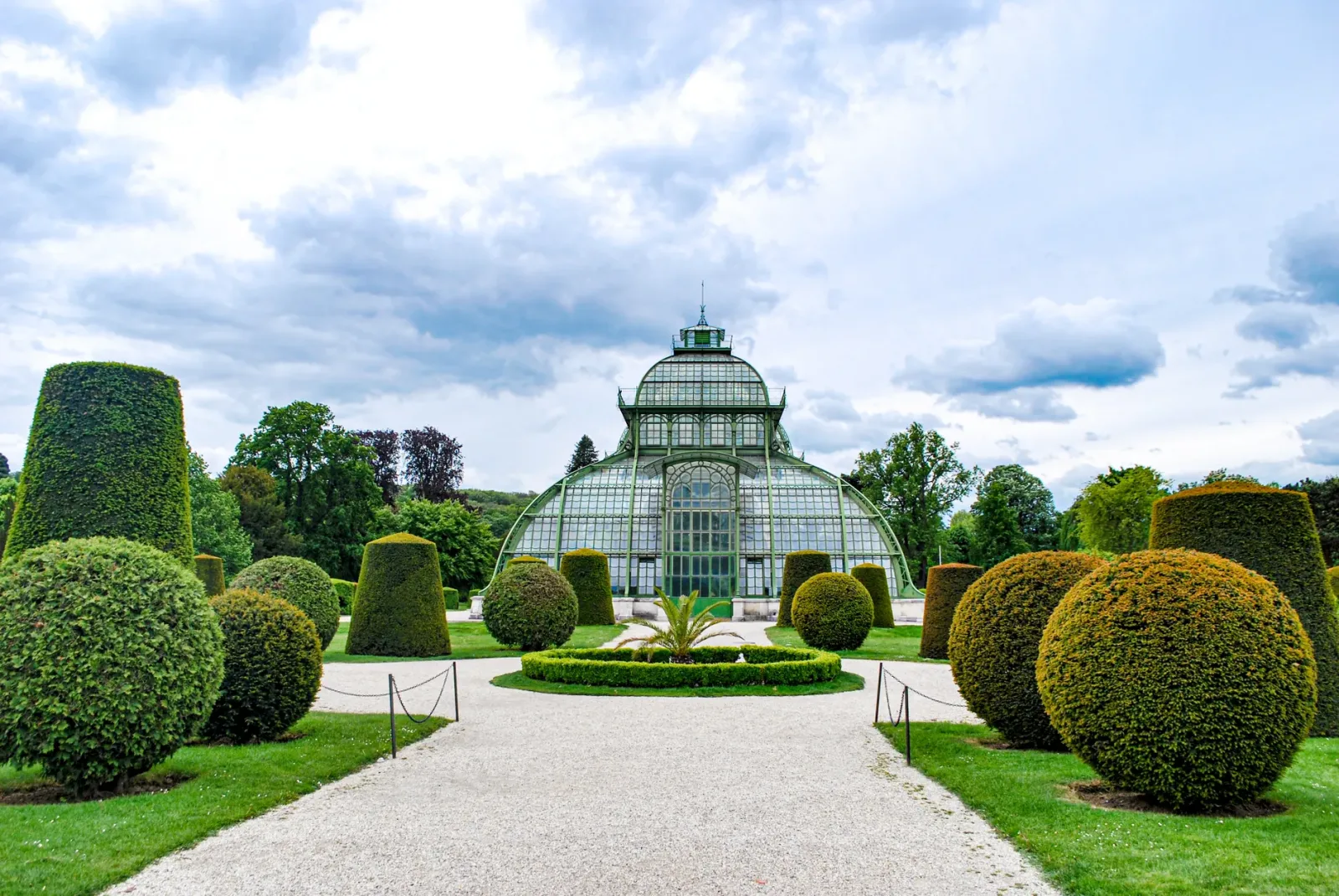 Vista panorámica de Viena con palacios, jardines y torres al fondo