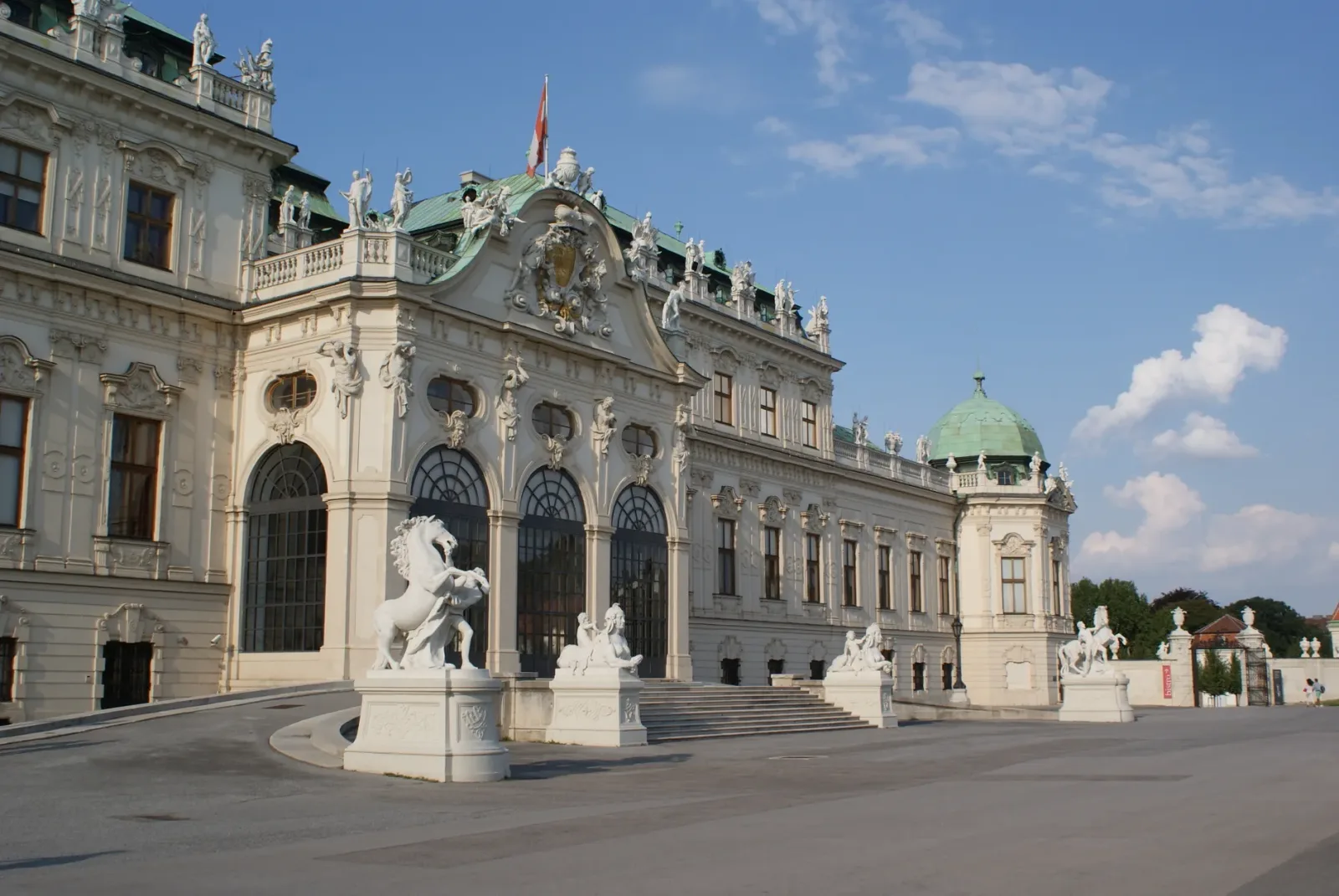 Interior de museo en Viena con obras de arte y visitantes observando las exposiciones