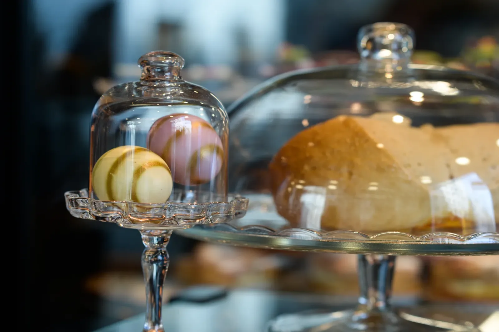 Interior elegante de un café vienés con mesas clásicas y ambiente tradicional.