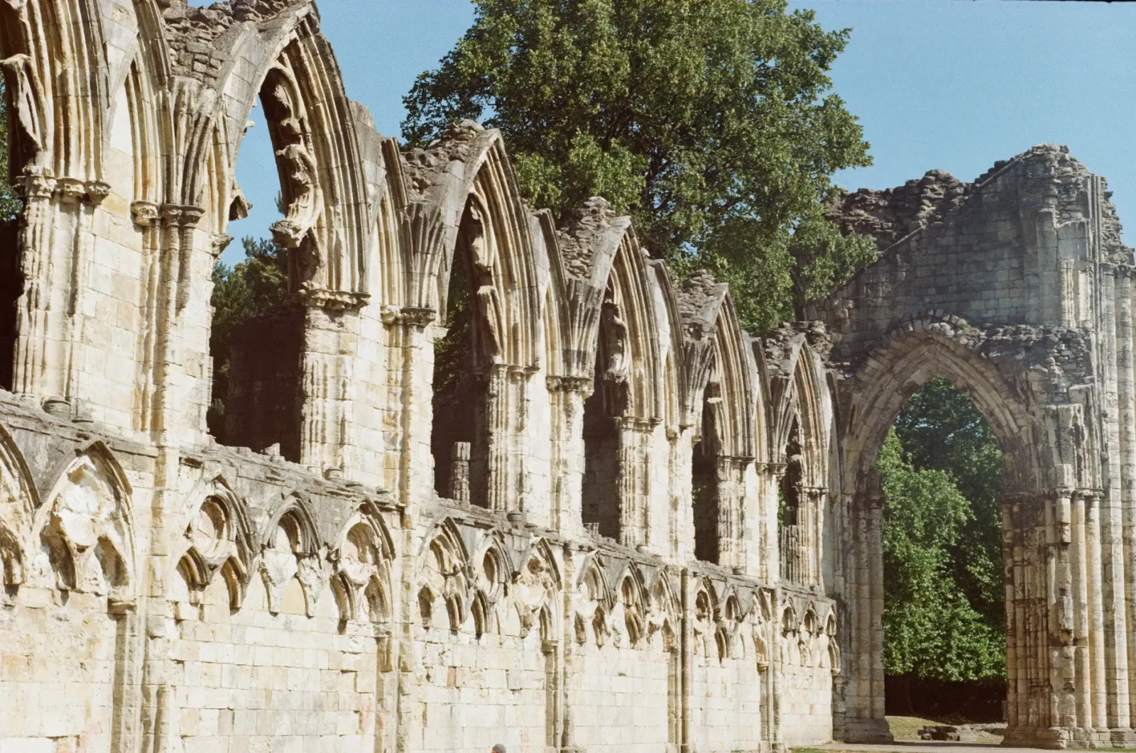 Muralhas medievais e ruas históricas de York, com a catedral ao fundo.
