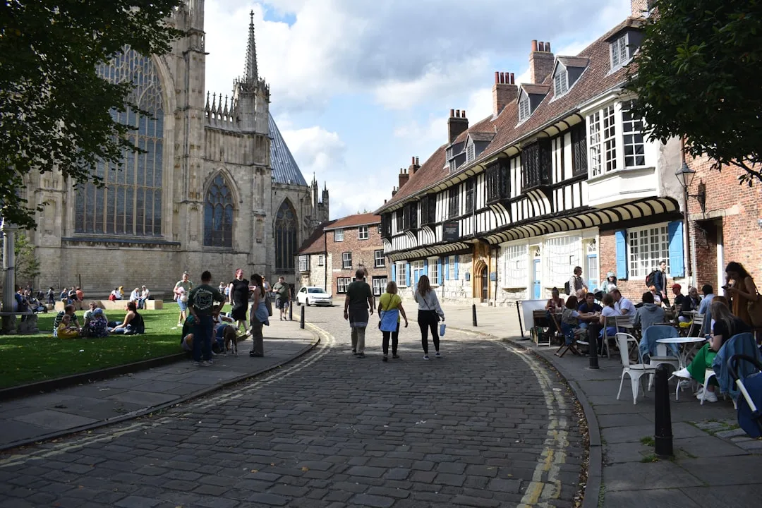 Centro histórico de York com ruas medievais, muralhas e a torre de Clifford ao fundo
