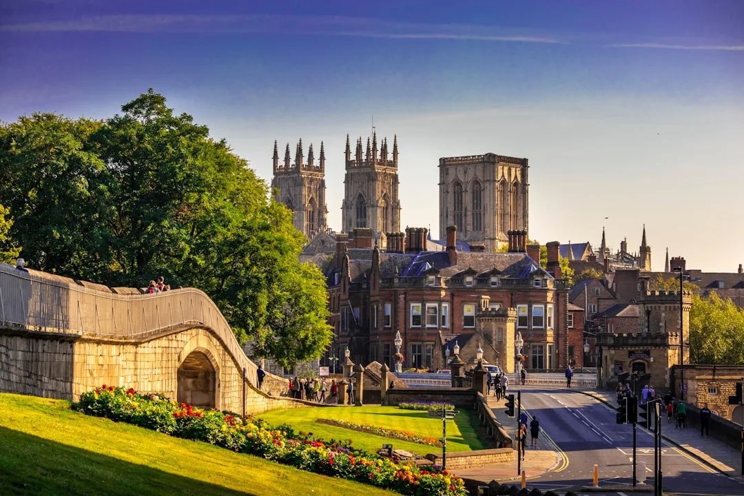 Vista de York com muralhas medievais e a catedral York Minster ao fundo