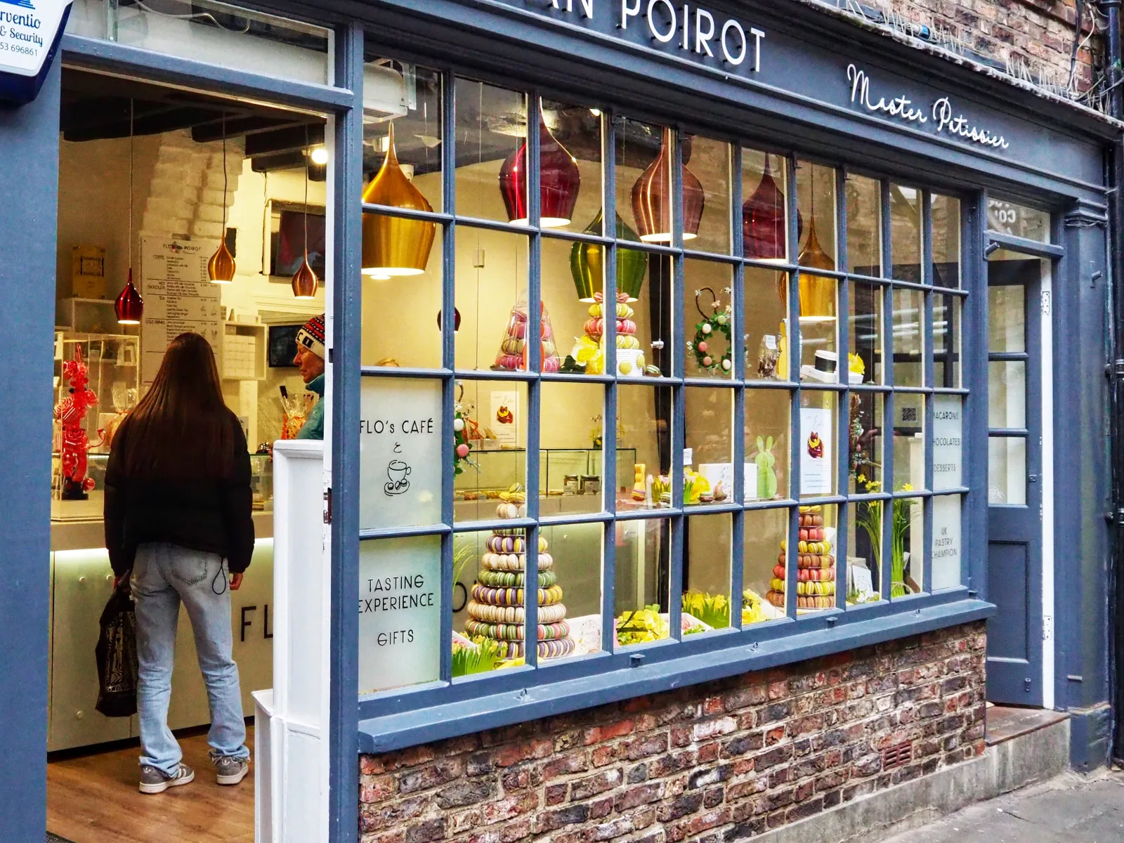 Pub e mesas ao ar livre no centro de York, sugerindo uma pausa para comer.