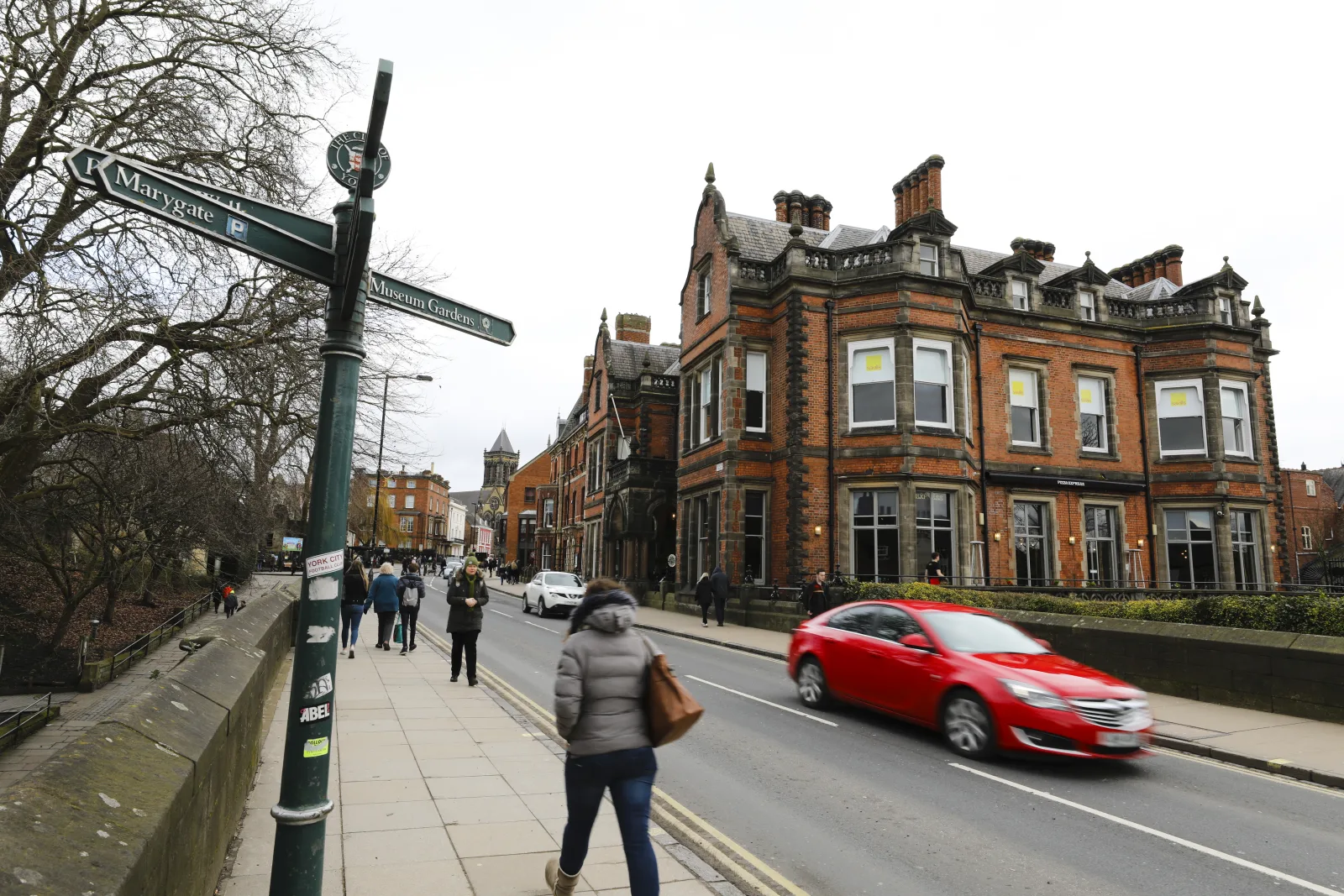 Vista de uma rua histórica de York com edifícios antigos e atmosfera medieval