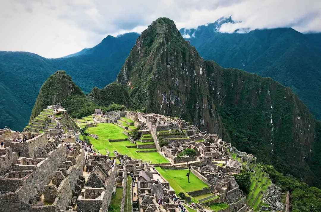 Vista panorámica de Cusco con construcciones coloniales y montañas al fondo