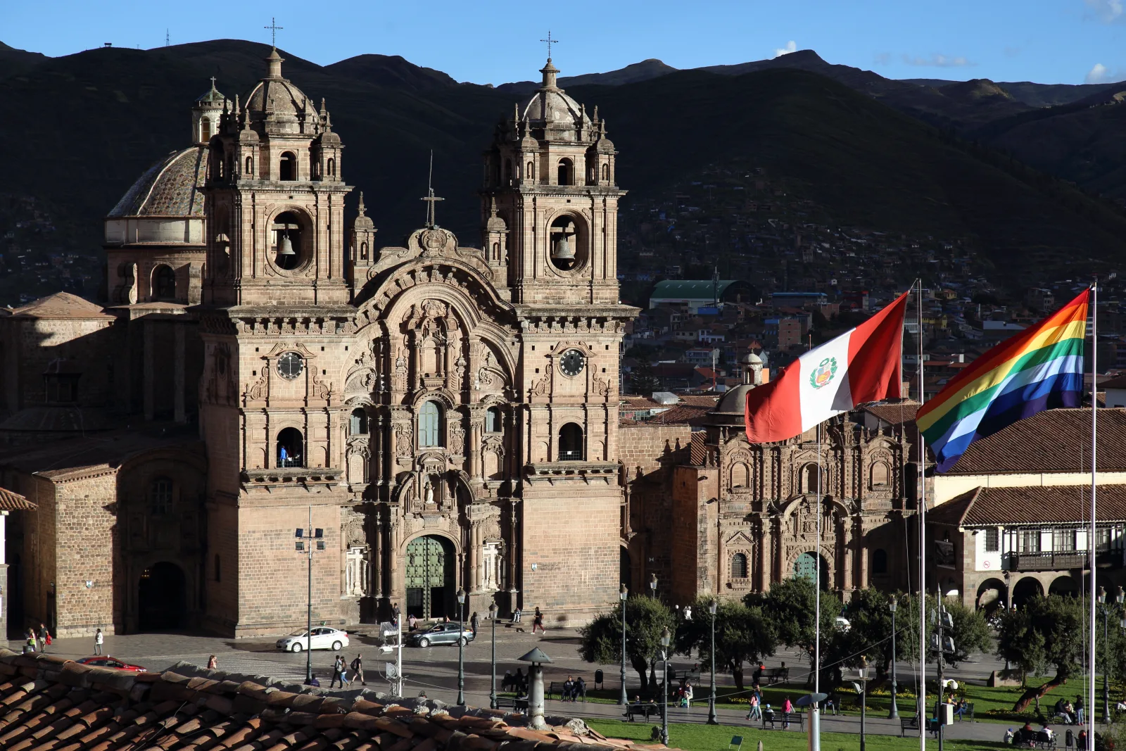 Vista panorámica de Cusco con construcciones andinas y montañas de fondo
