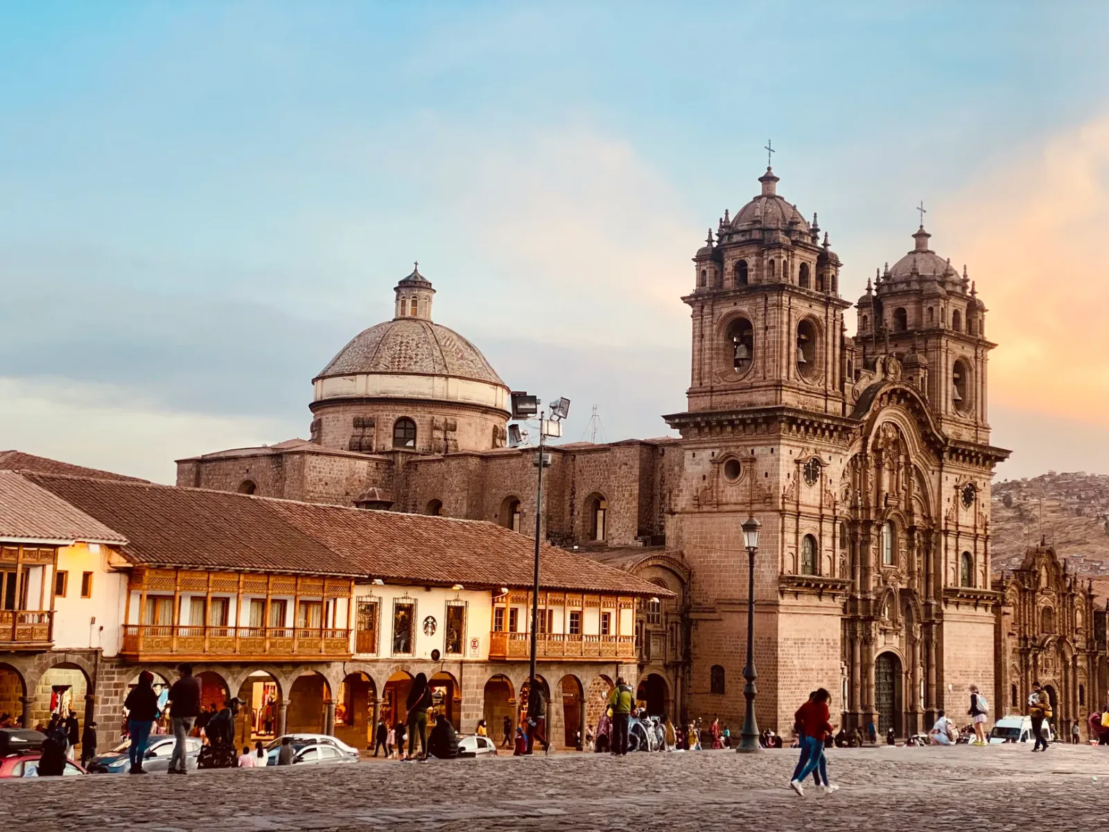 Vista de la Plaza de Armas de Cusco con la catedral y construcciones coloniales alrededor