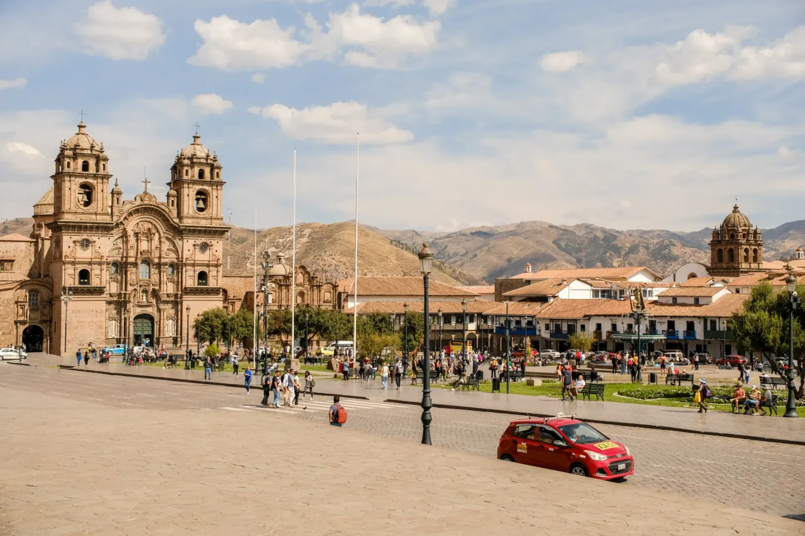 Ruinas incas de piedra en el Valle Sagrado, cerca de Cusco, con montañas de fondo