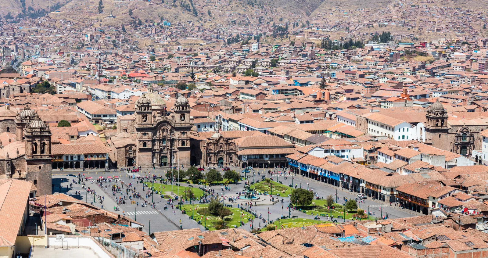 Tren que conecta Cusco con Machu Picchu, con las montañas andinas de fondo.