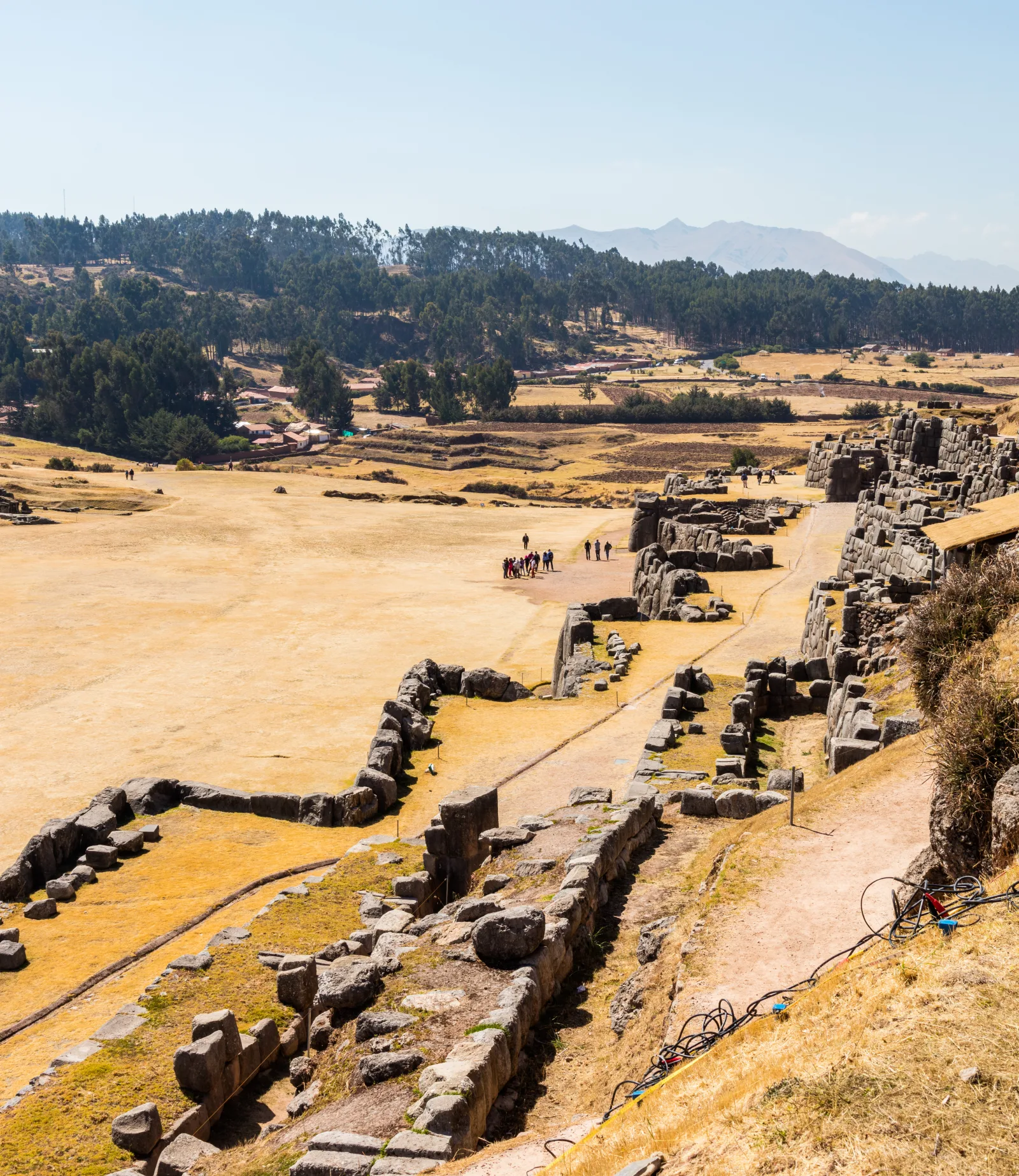 Terraços blancos de las Salineras de Maras en las montañas de Cusco.