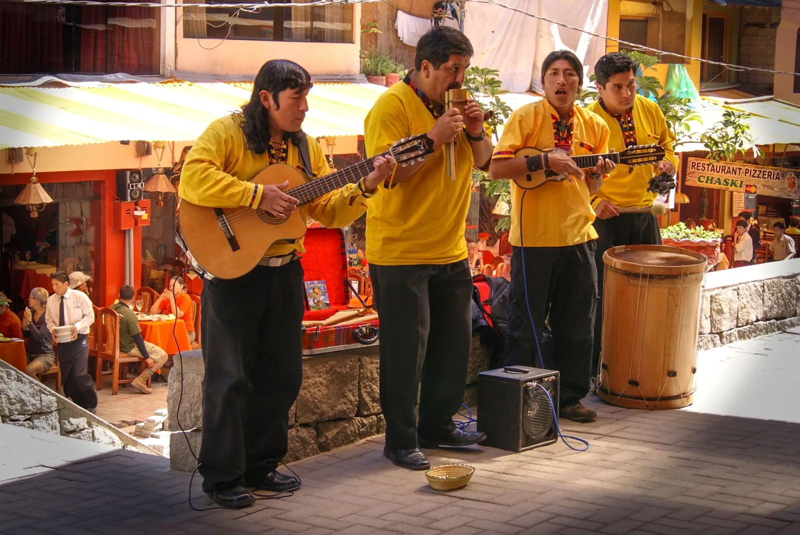 Mostrador de mercado en Cusco con comidas locales y bebidas artesanales.
