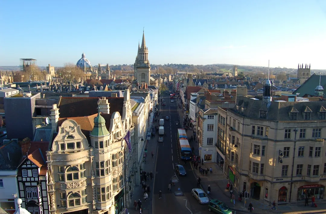 Vista panorâmica de Oxford com prédios históricos e torres ao entardecer