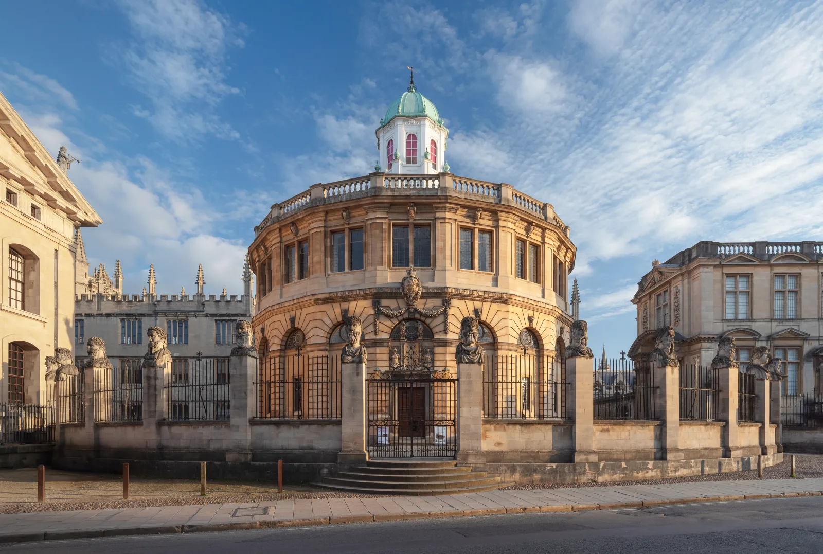 Vista do centro histórico de Oxford, com prédios universitários e ruas para um roteiro a pé.