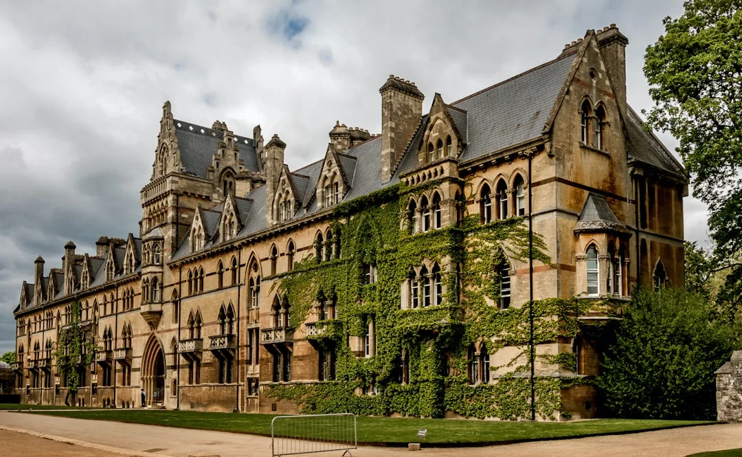 Claustros e jardins históricos de um colégio de Oxford em um dia tranquilo