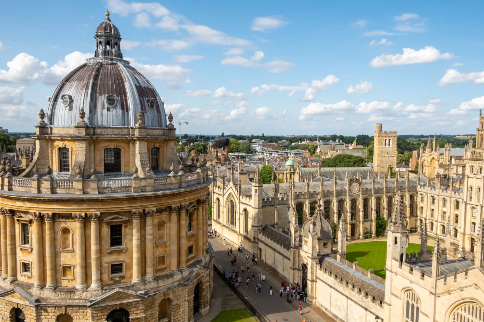 Radcliffe Camera em Radcliffe Square, com a Bodleian Library ao fundo em Oxford.