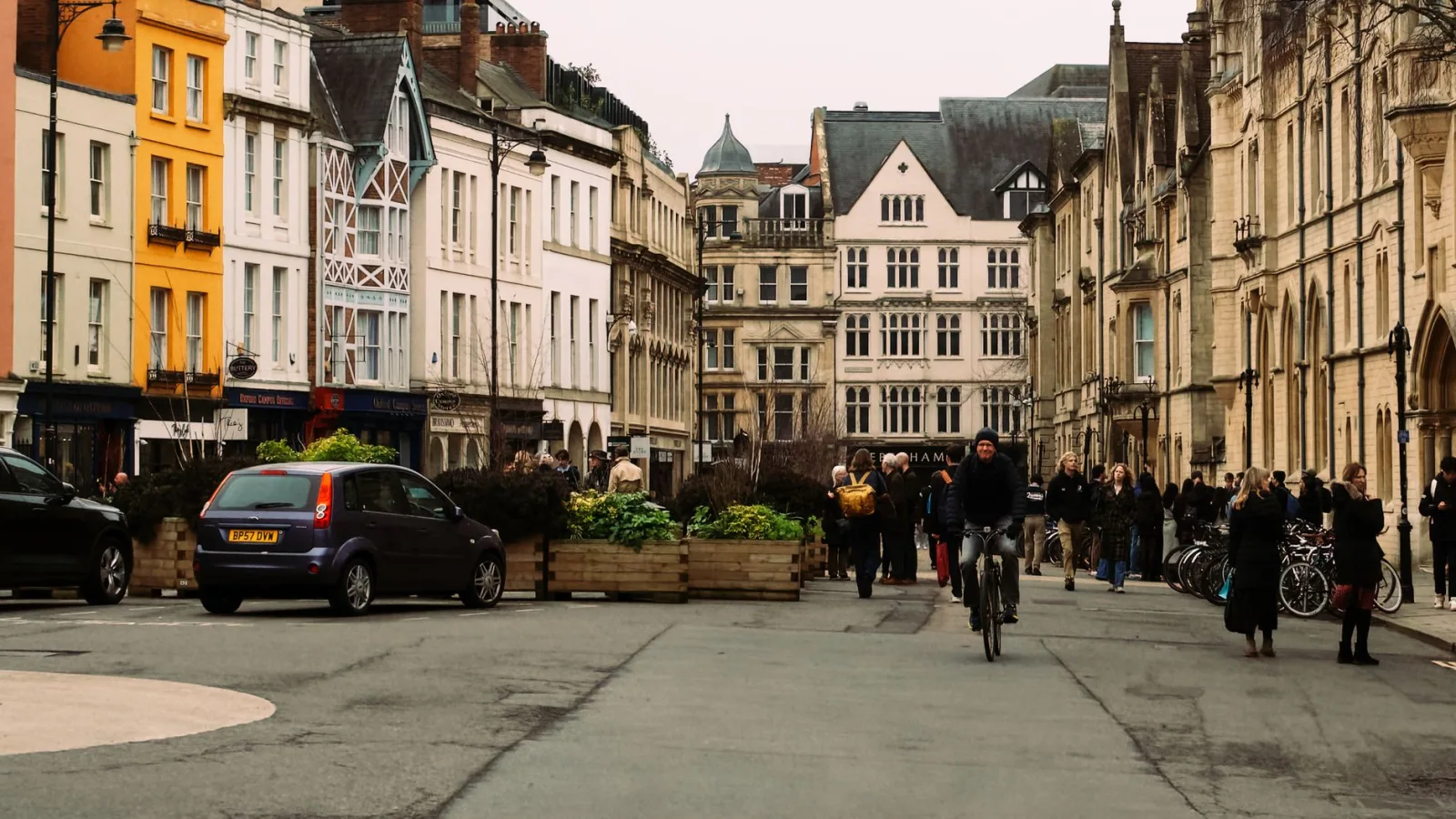 Pub histórico em Oxford, com fachada tradicional e ambiente acolhedor para uma pausa no fim do dia.