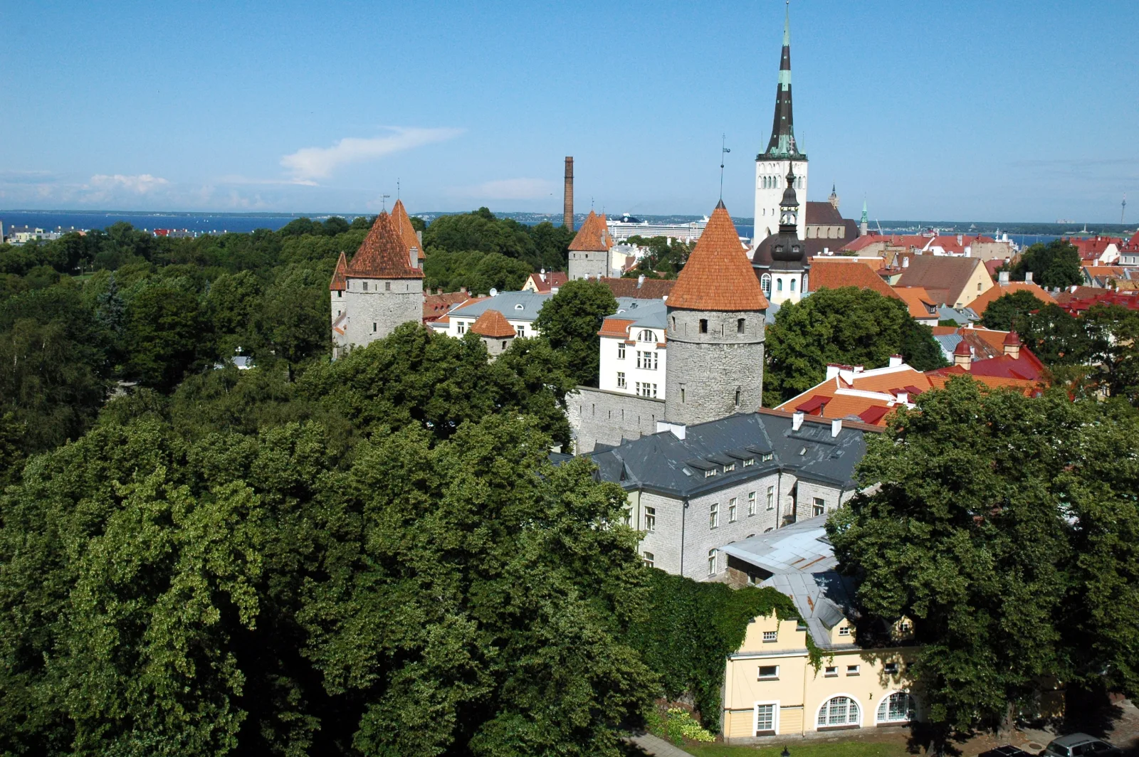 Horizonte de Tallinn com torres medievais e telhados vermelhos sob céu aberto