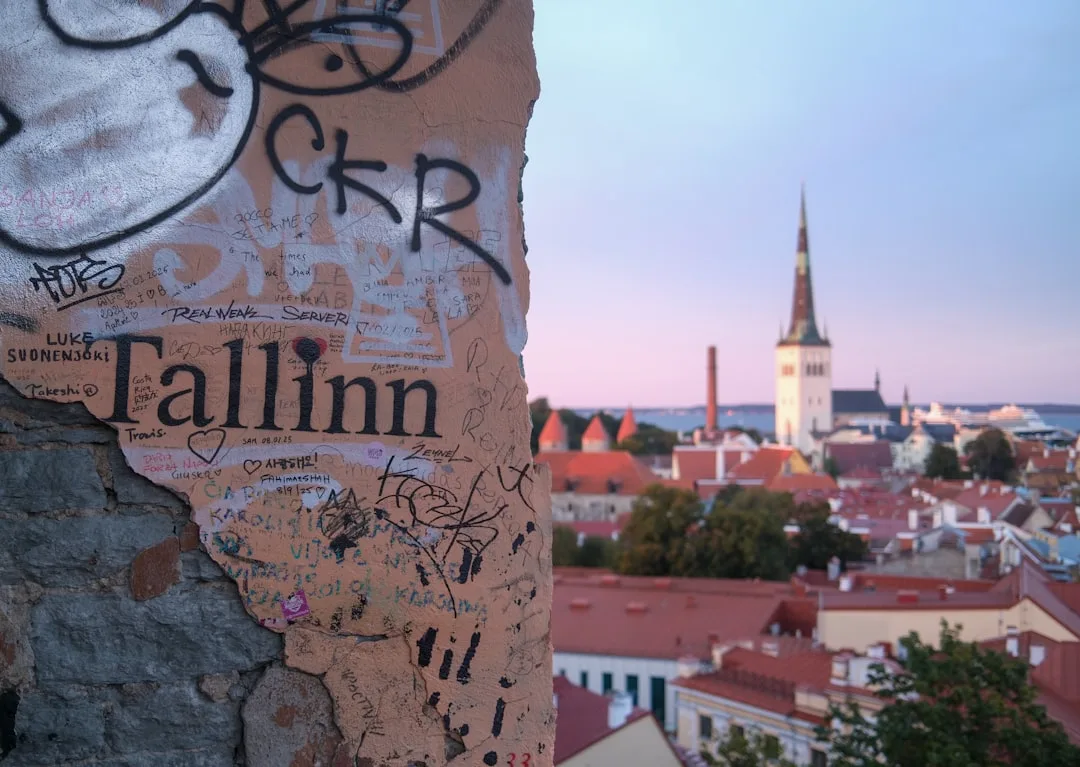 Vista panorâmica de Tallinn, com o centro histórico e áreas modernas ao redor.
