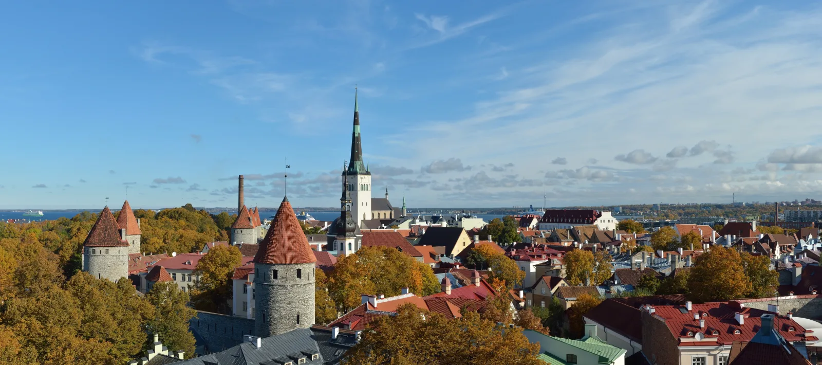 Rua medieval de Tallinn com casas históricas e clima de bairro antigo