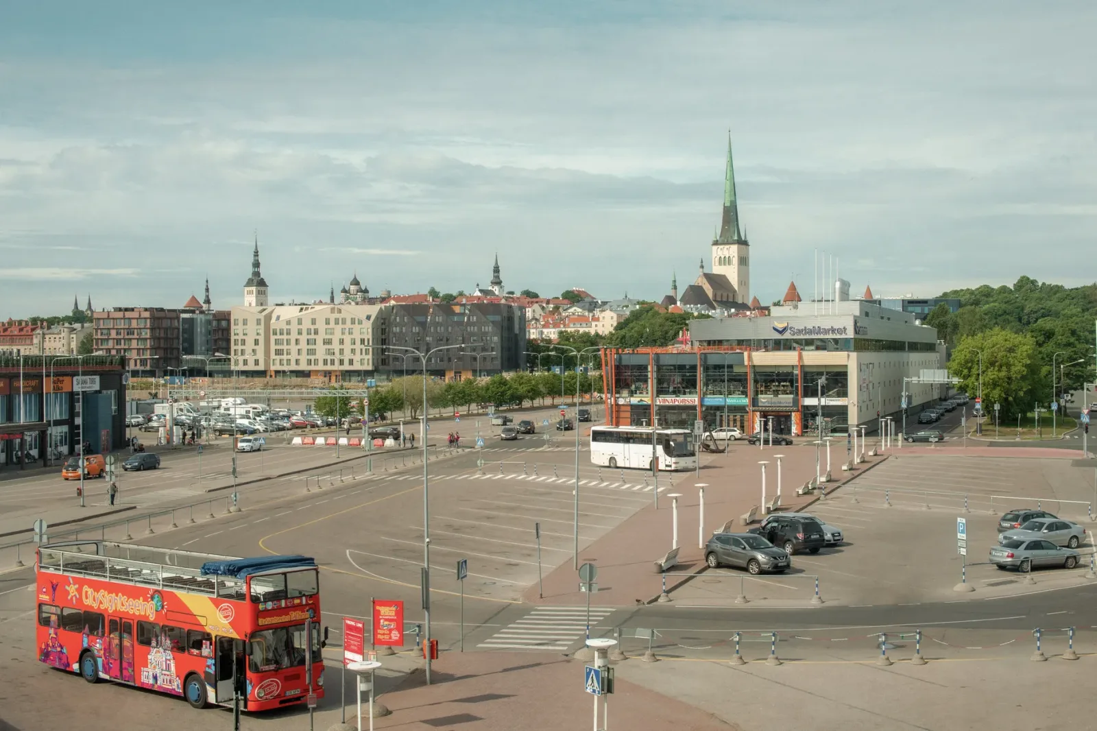 Vista do centro histórico de Tallinn com telhados antigos e ruas de paralelepípedos