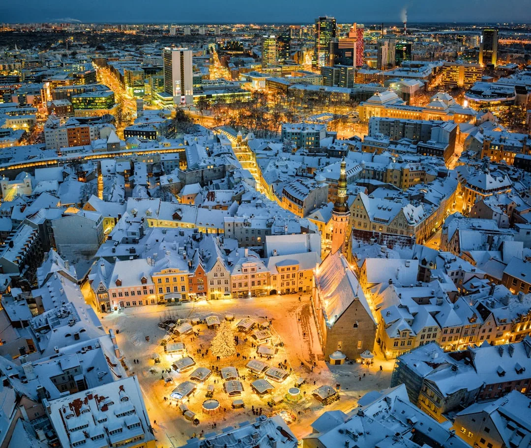 Castelo histórico cercado por árvores e campo, evocando um bate-volta saindo de Tallinn.