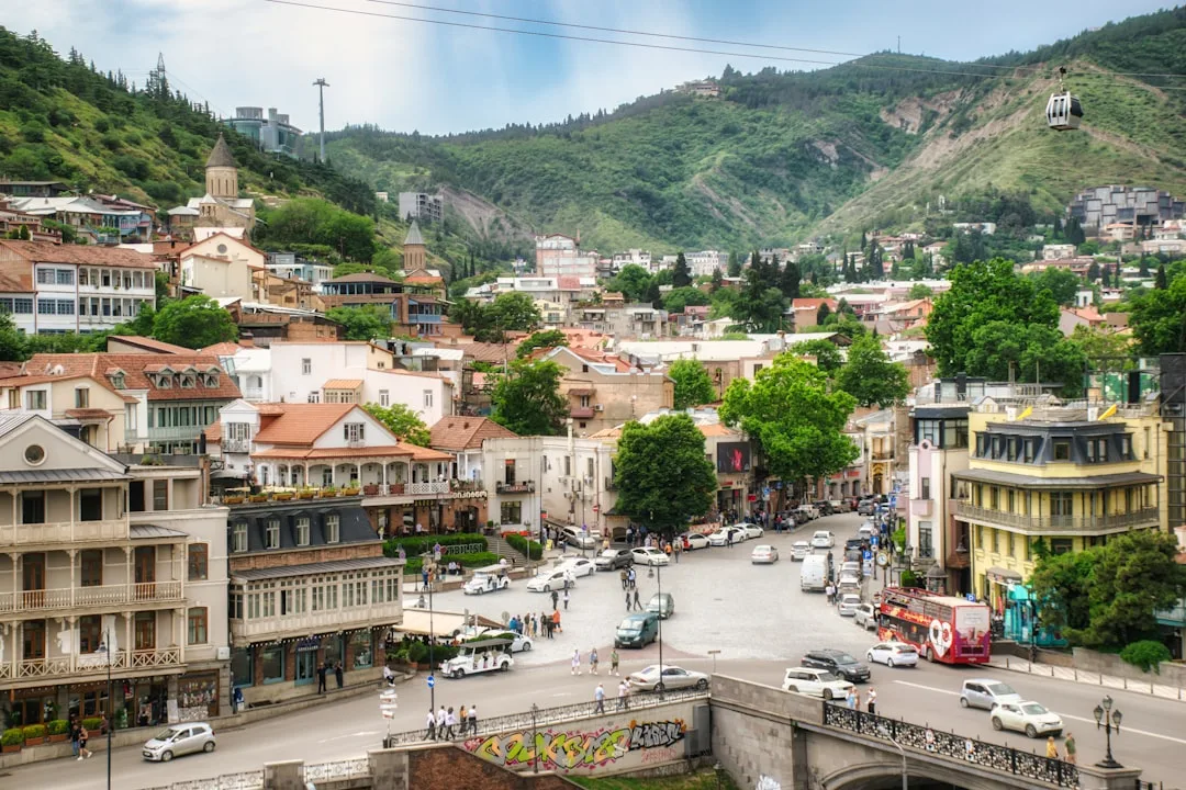 Vista panorámica de la Ciudad Vieja de Tiflis con techos y calles históricas.