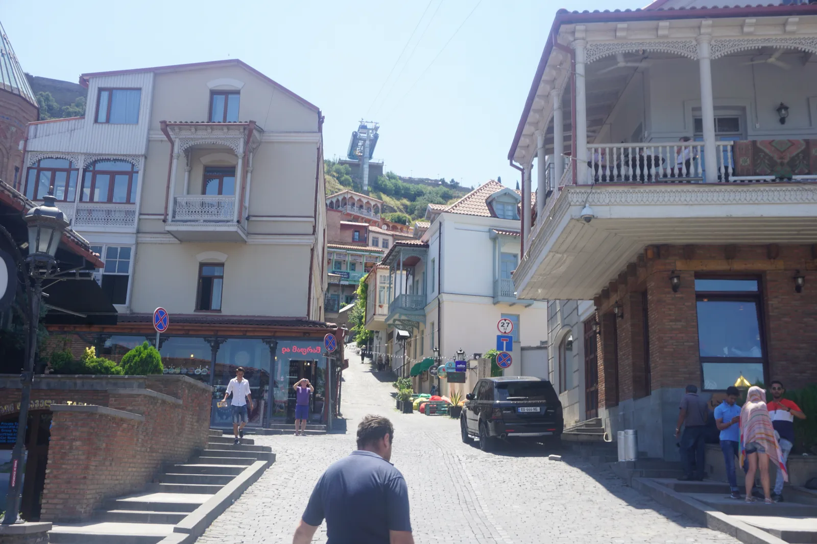 Vista del centro histórico de Tiflis, con calles antiguas y arquitectura tradicional.