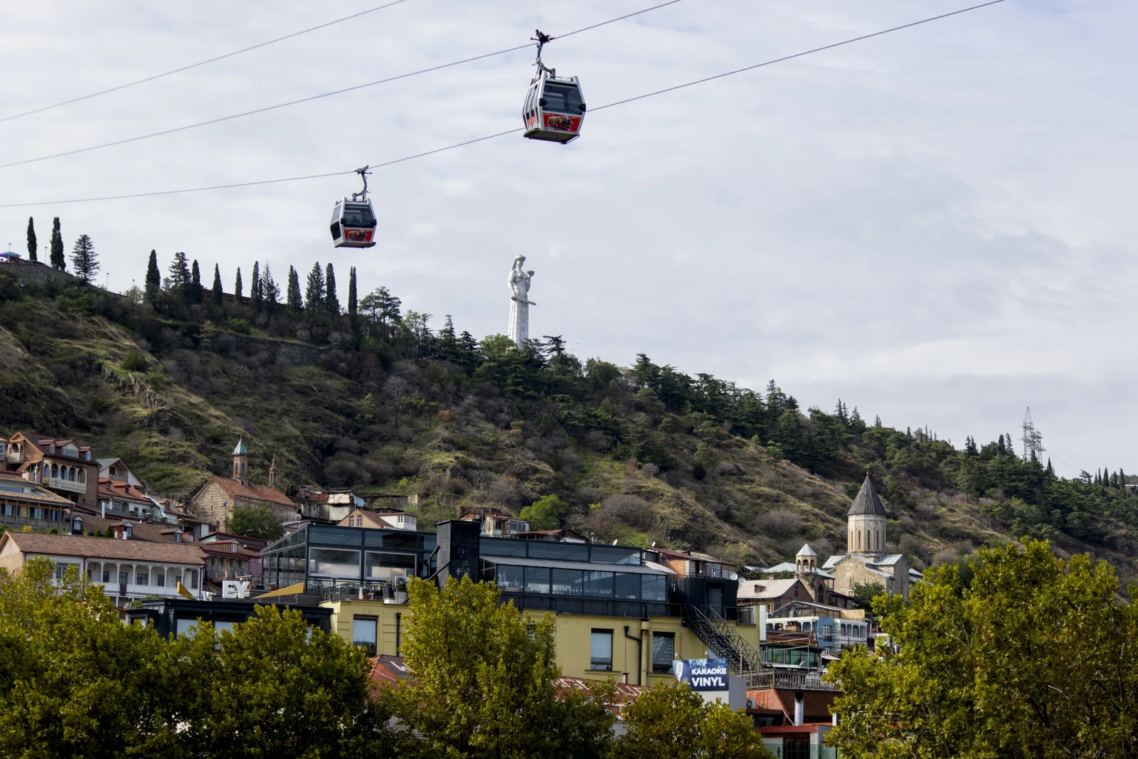 Vista panorámica de Tiflis con la Fortaleza Narikala y la Madre de Georgia en lo alto de la colina