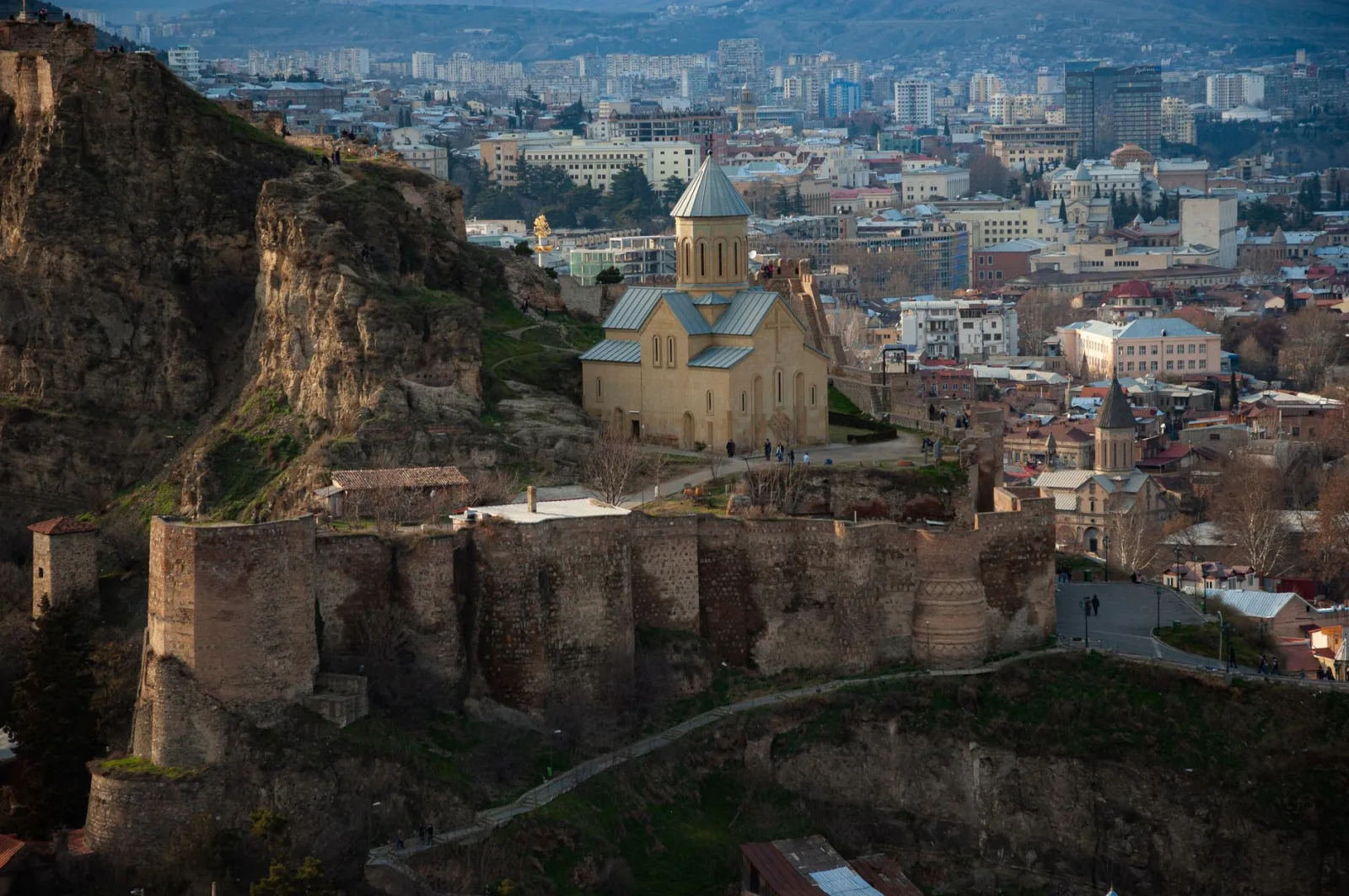Vista de Tiflis con teleférico y edificios de la ciudad al fondo