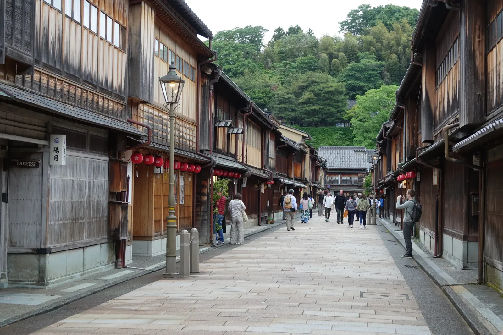 Jardim japonês em Kanazawa com lago, árvores podadas e atmosfera tranquila ao ar livre