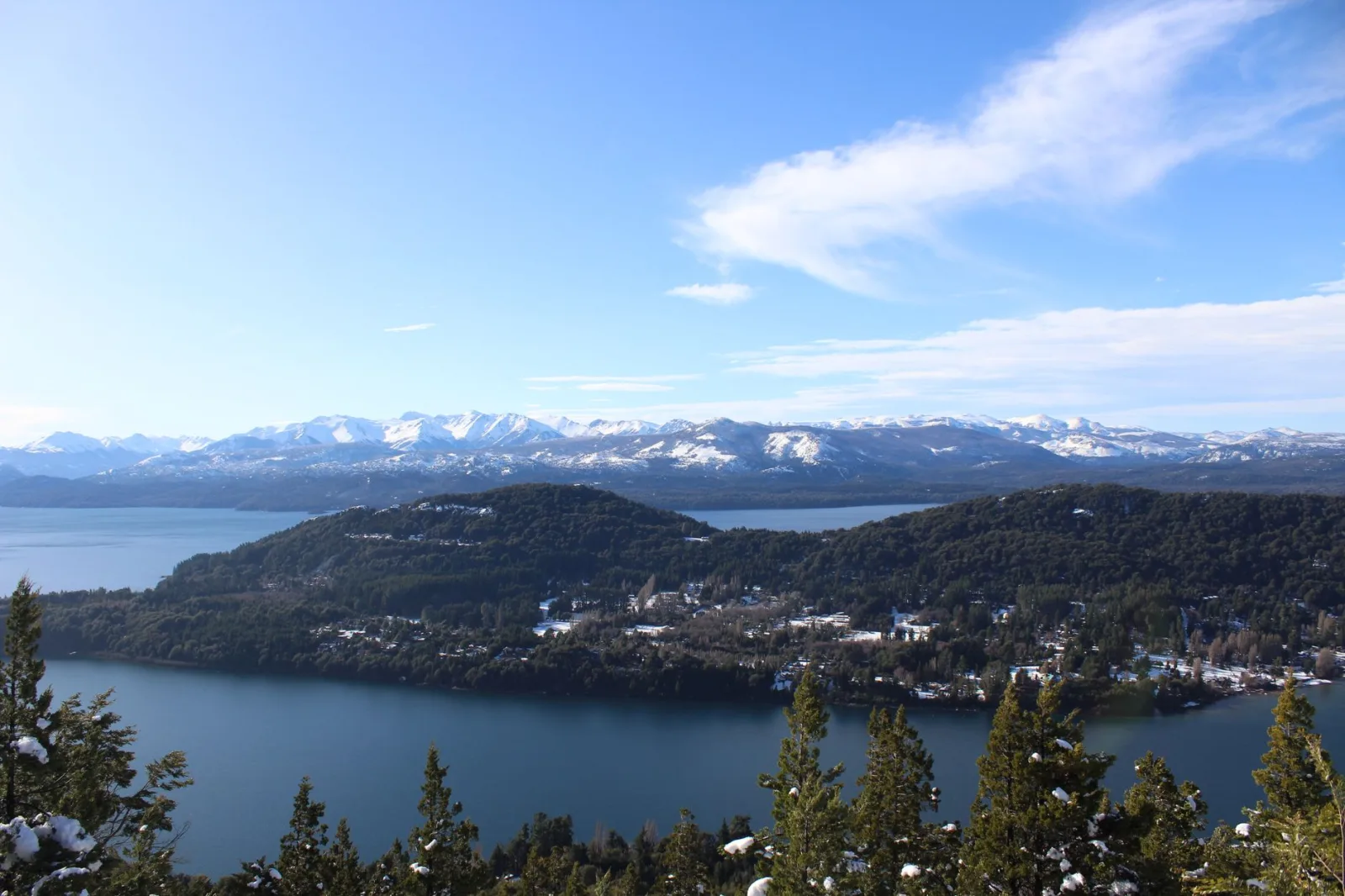 Carretera panorámica en Bariloche, ideal para coche de alquiler y tours por los itinerarios de la región.