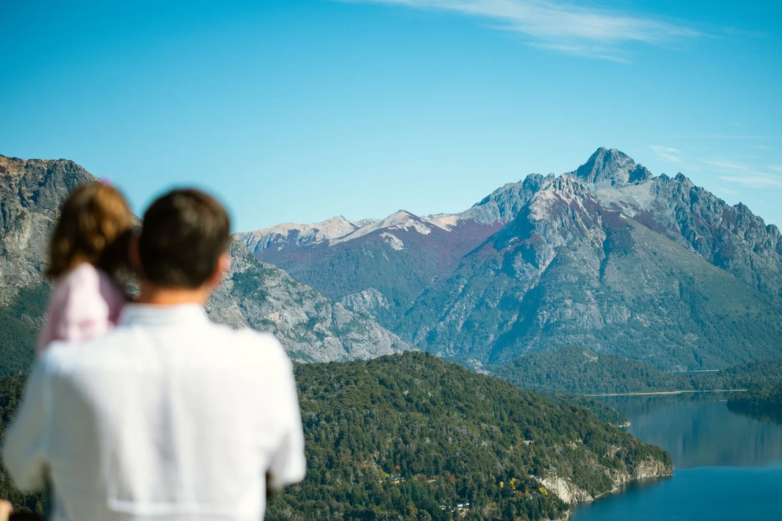 Vista panorámica del Lago Nahuel Huapi con montañas al fondo y barcos navegando en Bariloche