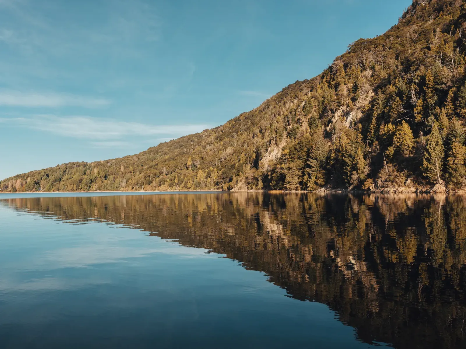 Paisaje de los Andes con lago y montañas, típico de una excursión de un día saliendo de Bariloche