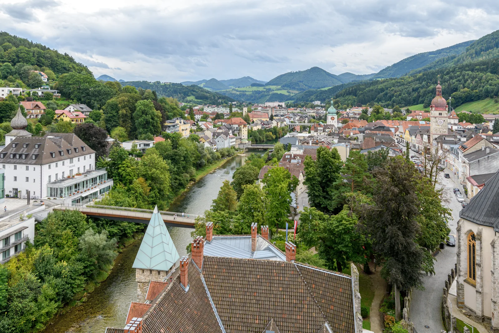 Centro histórico de Waidhofen an der Ybbs a orillas del río Ybbs, con casas medievales y colinas al fondo
