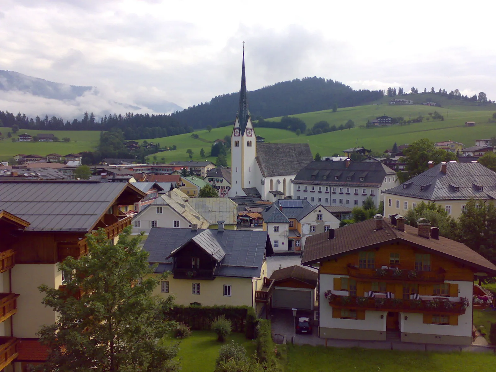 Alpine landscape of Abtenau with green mountains and a valley surrounded by the Alps.