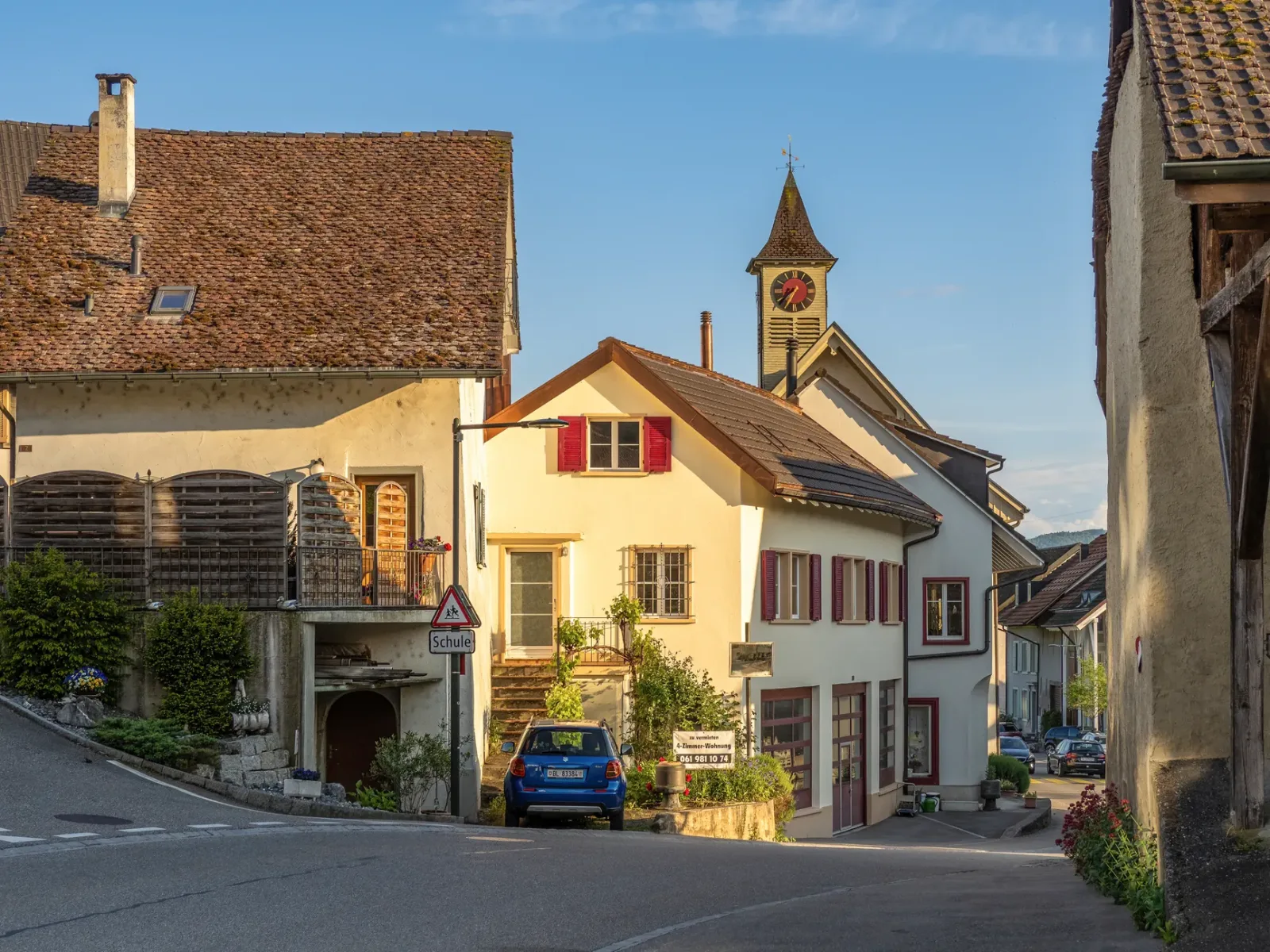 Estação de trem de Dornbirn com ruas centrais e montanhas ao fundo.