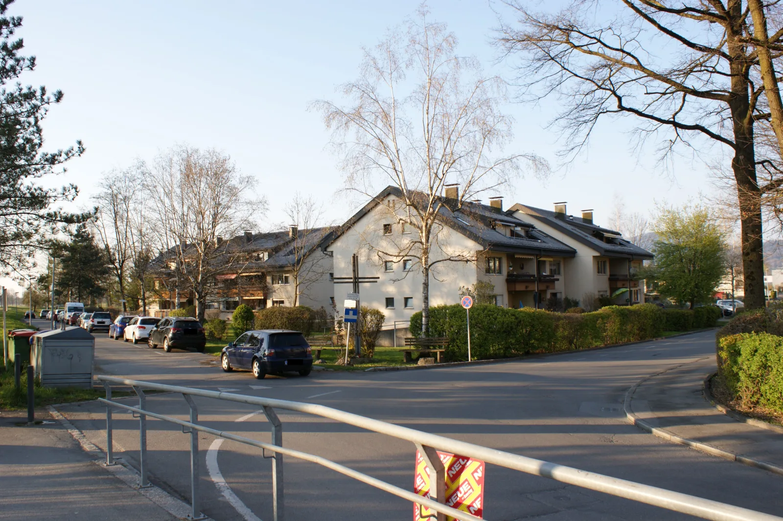 Vista de Dornbirn com ruas centrais e edifícios baixos sob montanhas ao fundo