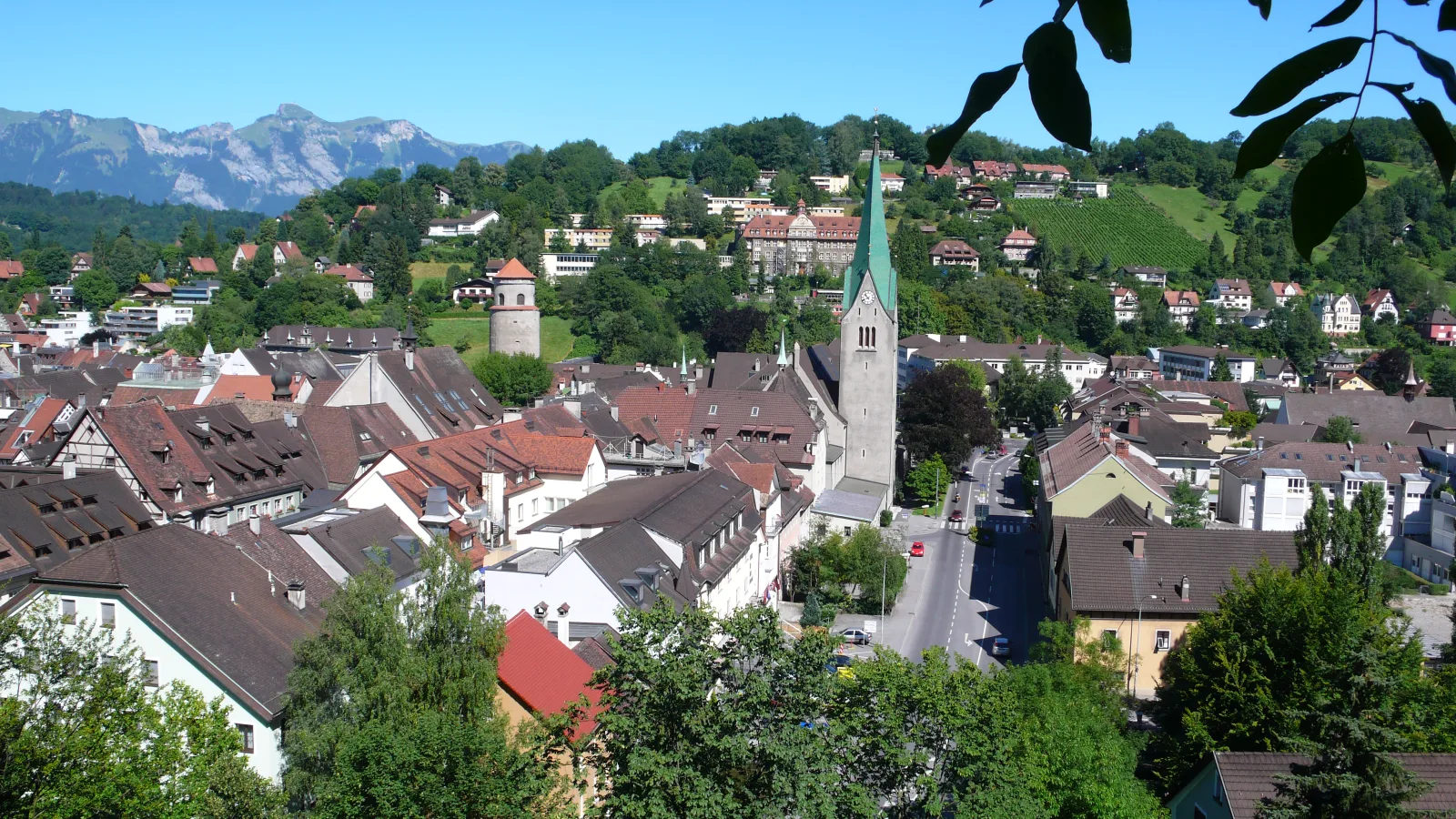 Centro medieval de Feldkirch com casas históricas e o castelo em destaque