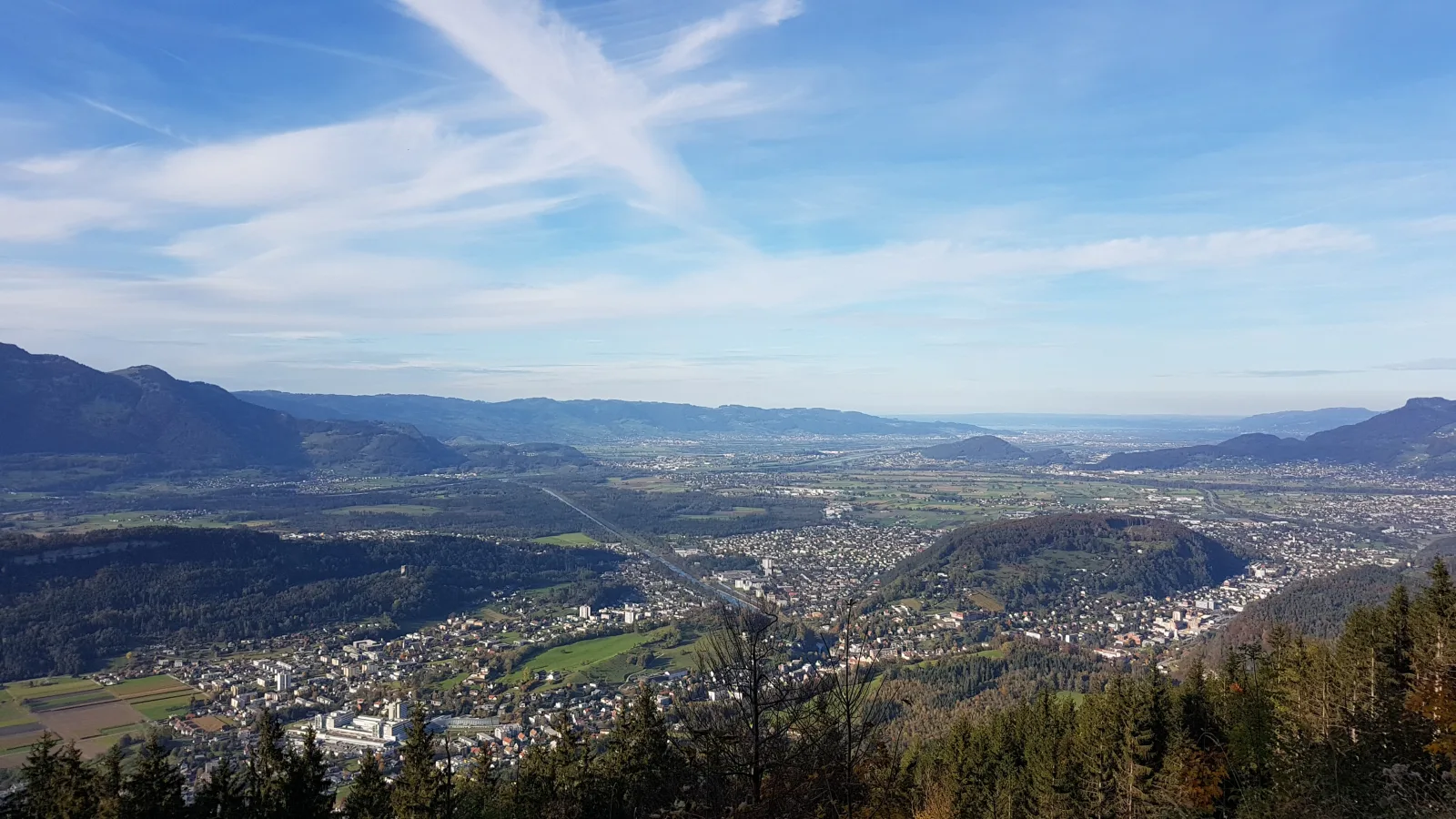Centro histórico de Feldkirch com o castelo dominante ao fundo nas montanhas.