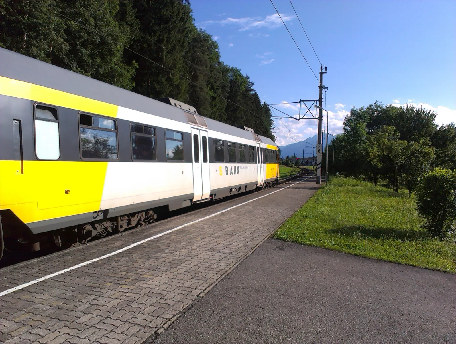 Estação ferroviária de Feldkirch com trens e acesso ao centro da cidade.