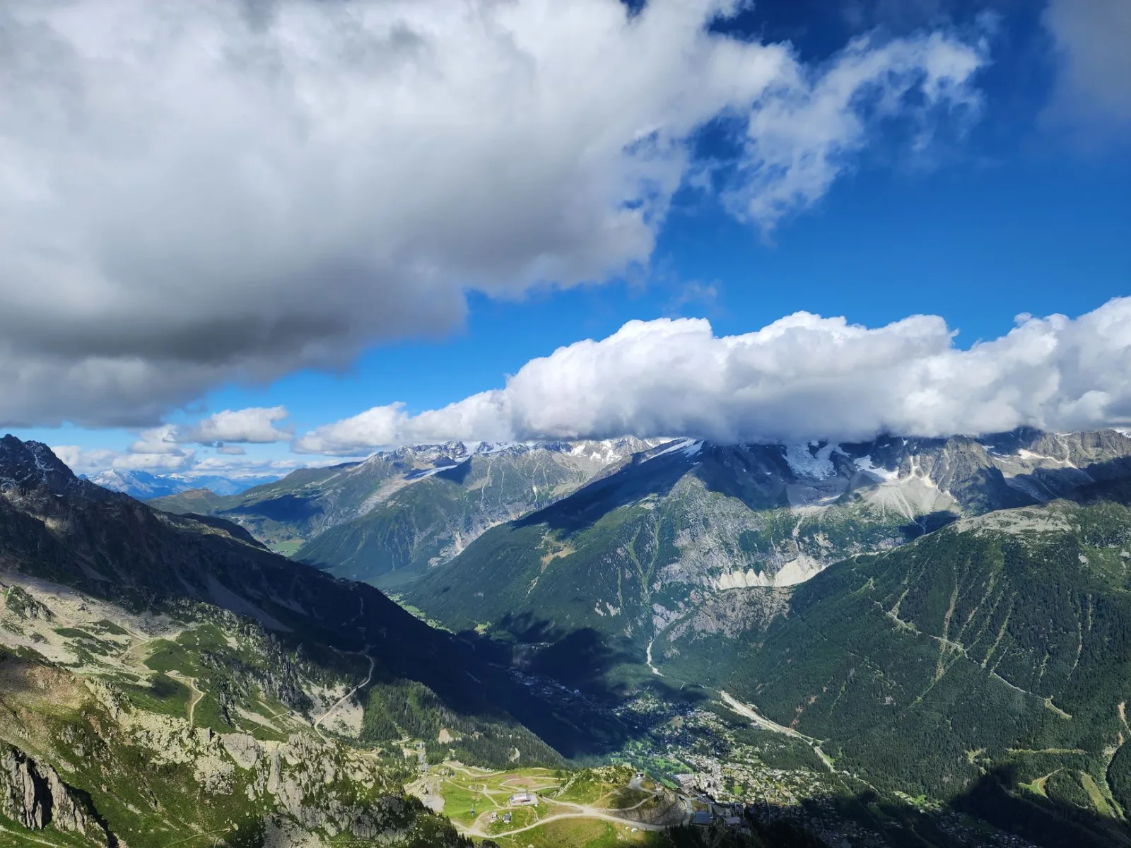 Vista panorâmica de Chamonix nos Alpes, com montanhas nevadas ao fundo.