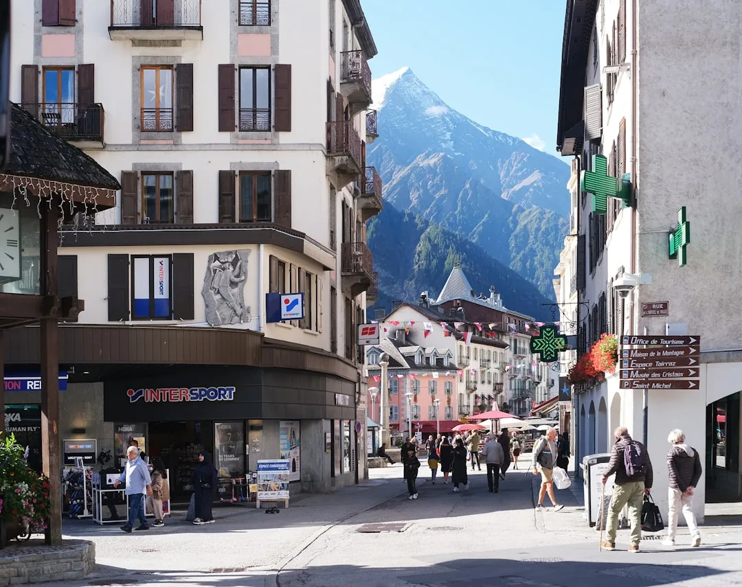 Montanhas nevadas de Chamonix sob céu claro, sugerindo o auge da temporada de inverno.