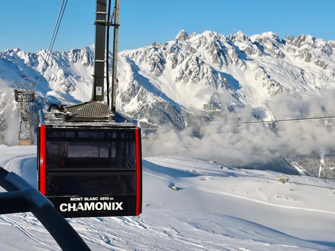 Vista de Chamonix com os Alpes ao fundo, sugerindo uma estadia de poucos dias ou mais.