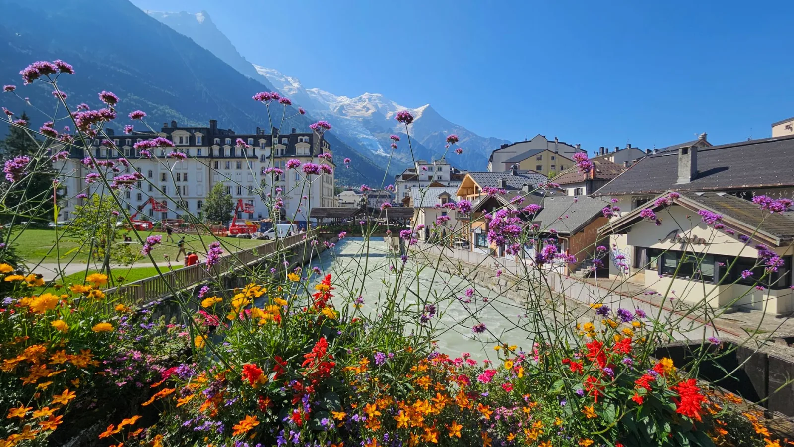 Centro de Chamonix com hotéis e vista das montanhas ao fundo.