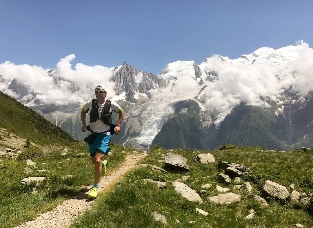 Montanhas alpinas nevadas e o teleférico subindo em Chamonix sob céu azul.