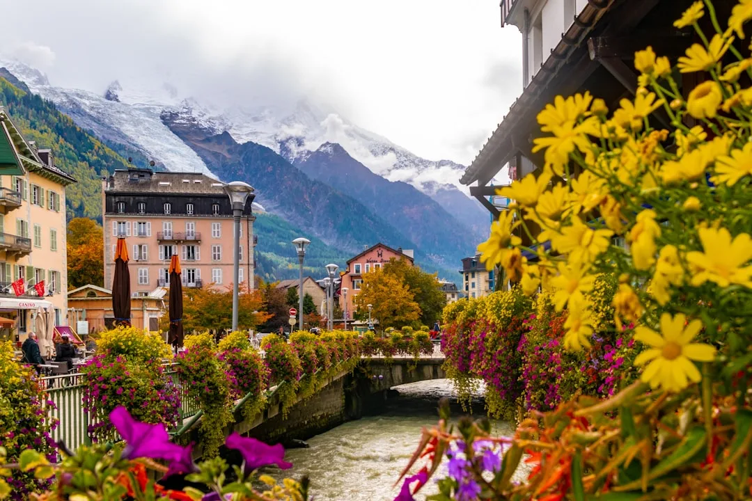 Casal caminhando em Chamonix com os Alpes cobertos de neve ao fundo