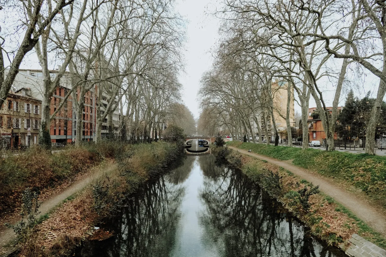 Canal arbolado en Toulouse con camino para pasear junto al agua y ambiente tranquilo para descansar