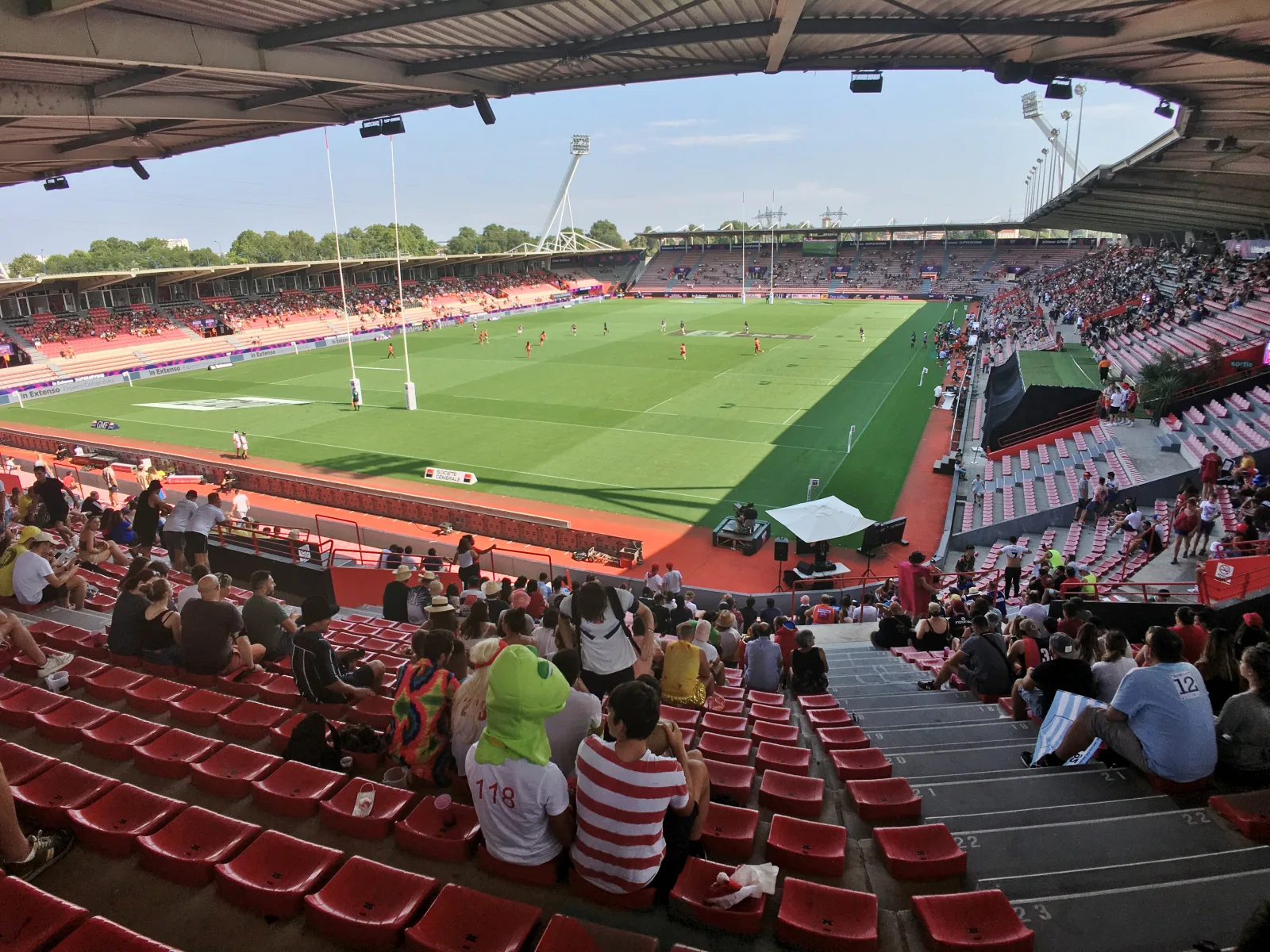 Aficionados del Stade Toulousain en un estadio de rugby, con un ambiente animado y una fuerte presencia local.