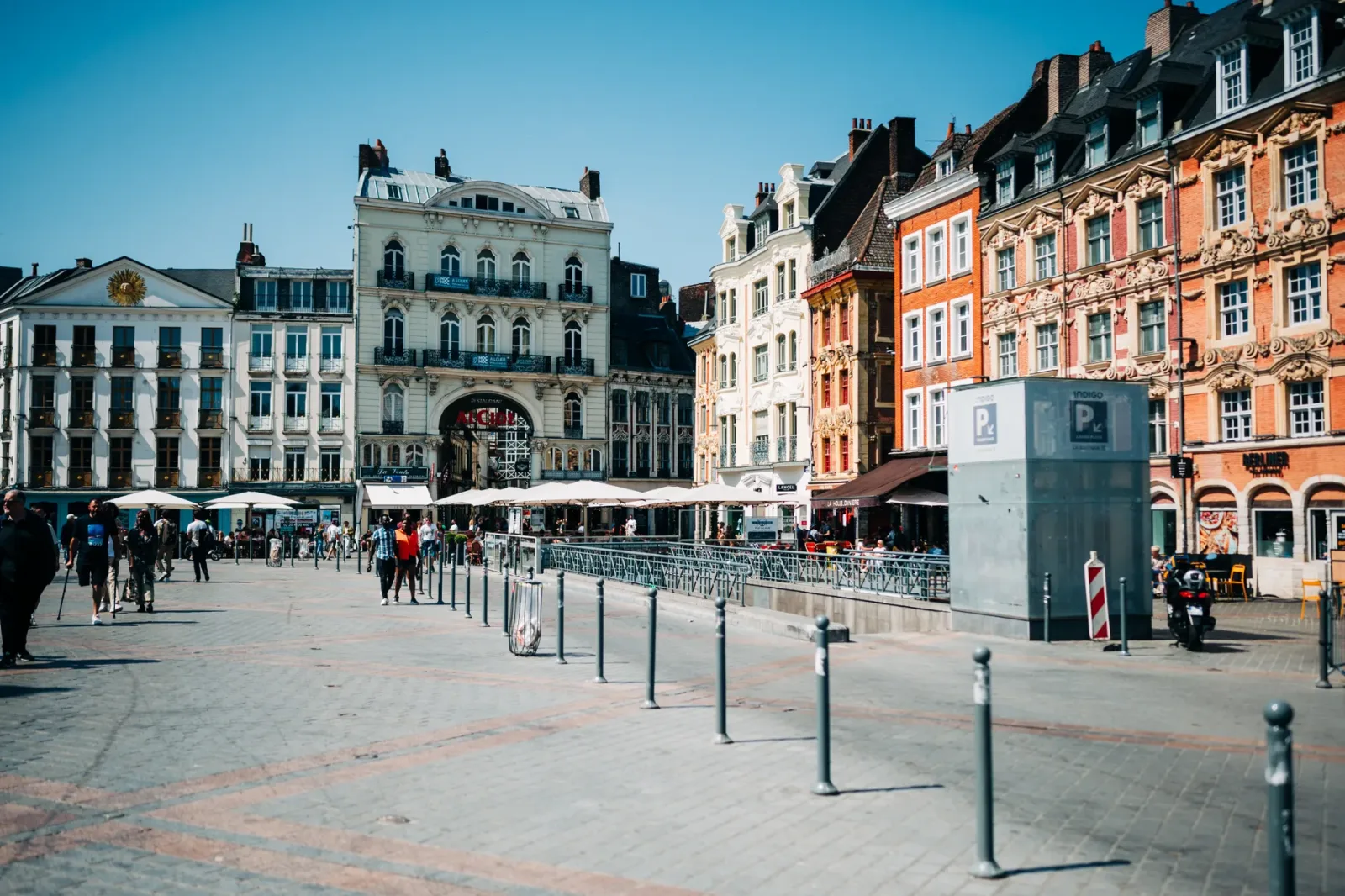 Casario histórico e praça movimentada no centro de Lille, com arquitetura flamenga e clima urbano acolhedor