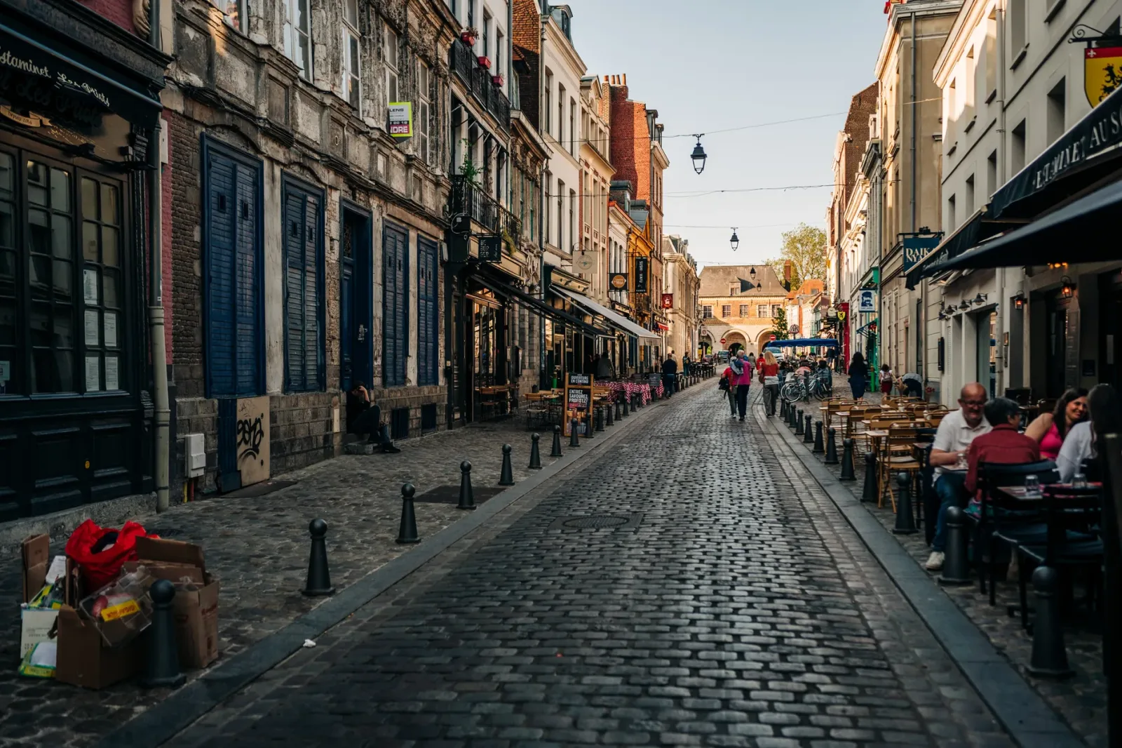Centro histórico de Lille com arquitetura flamenga e francesa, ruas compactas e clima urbano acolhedor.